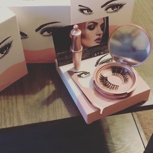 Magnetic eyelashes and eyeliner